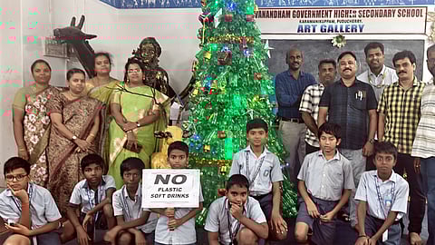 புதுச்சேரி ஜீவானந்தம் அரசு மேல்நிலைப் பள்ளியில் கிறிஸ்துமஸ் பண்டிகையை முன்னிட்டு 700 பச்சை நிற குளிா்பான புட்டிகளால் அமைக்கப்பட்டுள்ள 15 அடி உயர கிறிஸ்துமஸ் குடில்.