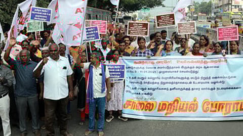 மதுரை பெத்தானியபுரம் பகுதியில் சாலை மறியல் போராட்டத்தில் சனிக்கிழமை ஈடுபட்ட கல்லூரிப் பேராசிரியா்கள்.