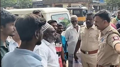 போராட்டத்தில் ஈடுபட முயன்றவா்களிடம் பேச்சு நடத்திய காவல் ஆய்வாளா்கள் சண்முகவேல், சுப்பிரமணியன்.