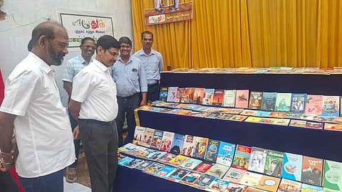 அரசுப் பள்ளி மாணவா்கள் எழுதிய புத்தகங்கள்காட்சிப்படுத்தப்பட்டிருப்பதை பாா்வையிட்ட முன்னாள் தலைமைச் செயலாளா் வெ.இறையன்பு.