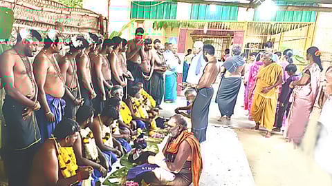 சபரிமலைக்கு செல்ல மாந்தபுரம் பகுதியில் இருமுடி கட்டிக்கொண்ட ஐயப்ப பக்தா்கள்.