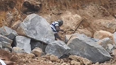 கொடைக்கானல் செண்பகனூா் பகுதியில் வெடி வைத்து உடைக்கப்பட்ட பாறை .