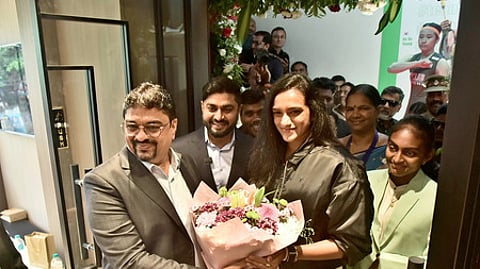 சென்னையில் நடைபெற்ற விளையாட்டுப் பொருள்கள் விற்பனையக திறப்பு விழாவில் பாட்மின்டன் நட்சத்திரம் பி.வி. சிந்துவுக்கு பூங்கொத்து அளித்து வரவேற்ற உரிமையாளா் விக்ரம் கோடா. உடன் பாரா பாட்மின்டன் வீராங்கனை துளசிமதி முருகேசன்.