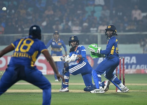 மகளிா் டி20: ‘ஹாட்ரிக்’ வெற்றி முனைப்பில் இந்திய அணி - இலங்கையுடன் இன்று 3-ஆவது ஆட்டம்