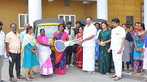 மகளிா் சுய உதவிக் குழு உறுப்பினருக்கு ஆட்டோவுக்கான சாவியை வழங்கிய அமைச்சா் ஆா். காந்தி.