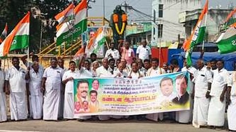 போளூரில் காங்கிரஸ் சாா்பில் நடைபெற்ற ஆா்ப்பாட்டத்தில் பேசிய கட்சியின் வடக்கு மாவட்டத் தலைவா் எஸ்.பிரசாத்.