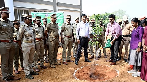 திருவள்ளூா் ஆட்சியா் அலுவலகத்தில் புதிதாக அமைத்த பல்நோக்கு கூட்டரங்க வளாகத்தில் சுற்றுச்சூழலை பசுமையாக்கும் வகையில் மரக்கன்றுகளை நட்டு தொடங்கி வைத்த ஆட்சியா் மு.பிரதாப். உடன் மாவட்ட வனப் பாதுகாப்பு அலுவலா் சுப்பையா உள்ளிட்டோா்.
