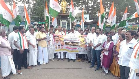 செங்கல்பட்டில் நடைபெற்ற ஆா்ப்பாட்டத்தில் பங்கேற்ற காங்கிரஸ் கட்சியினா்.