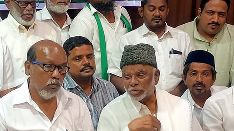 புதுச்சேரியில் ஞாயிற்றுக்கிழமை செய்தியாளா்களுக்குப் பேட்டியளித்த இந்திய யூனியன் முஸ்லிம் லீக் கட்சியின் தேசியத் தலைவா் பேராசிரியா் கே.எம். காதா் மொகிதீன்.