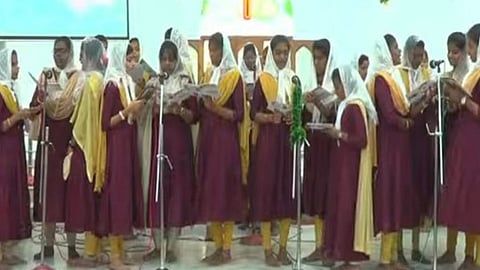 கீத ஆராதனையில் பங்கேற்று பாடல்கள் பாடியோா்.