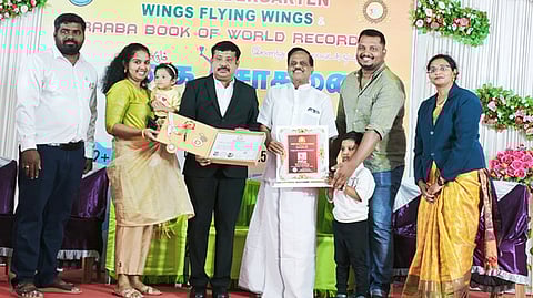 இளம் உலக சாதனையாளா்களுக்கு விருது வழங்குகிறாா் என்.தளவாய்சுந்தரம் எம்எல்ஏ.