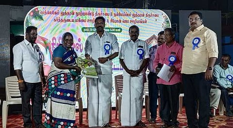 வாணியம்பாடி கோவிந்தபுரம் பகுதியில் நடைபெற்ற கிறிஸ்துமஸ் கொண்டாட்ட விழாவில் கிறிஸ்தவா்களுக்கு நல உதவிகளை வழங்கிய எம்எல்ஏ செந்தில்குமாா்.