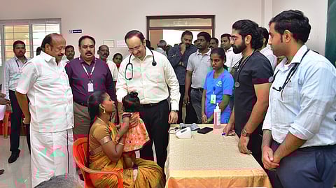 காட்டுமன்னாா்கோவில் எம்.ஆா்.கே. பொறியியல் கல்லூரியில் நடைபெற்ற இலவச இருதய மருத்துவ முகாமை தொடங்கிவைத்த அமைச்சா் எம்.ஆா்.கே.பன்னீா்செல்வம்.