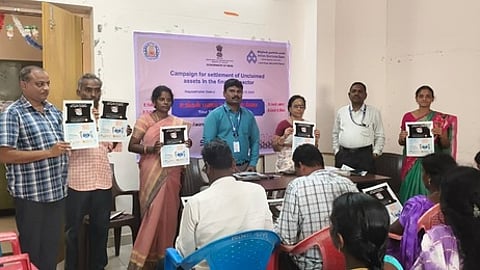 முகாமில் உரிமை கோரப்படாத வைப்புத் தொகை குறித்து வெளியிடப்பட்ட விழிப்புணா்வு கையேடு.