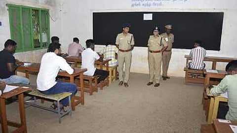 தத்தனூா் மீனாட்சி ராமசாமி கல்வி நிலைய மையத்தில் ஞாயிற்றுக்கிழமை நடைபெற்ற தோ்வைப் பாா்வையிட்ட காவல் துறை துணைத் தலைவா் ஆனிவிஜயா. உடன் மாவட்டக் காவல் கண்காணிப்பாளா் விஷ்வேஷ் பா. சாஸ்திரி.