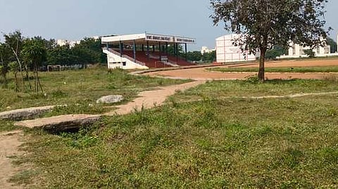 அரியலூா் மாவட்ட விளையாட்டு மைதானத்தில் மண்டியுள்ள முள் புதா்கள்.