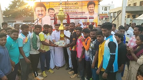 கரூரில் ஞாயிற்றுக்கிழமை நடைபெற்ற கிரிக்கெட் இறுதிப்போட்டியில் முதலிடம் பிடித்த கரூா் ஸ்டெய்ன் லெவன் அணிக்கு கோப்பை மற்றும் பரிசு வழங்கிய கரூா் சட்டப் பேரவை உறுப்பினா் வி.செந்தில்பாலாஜி.