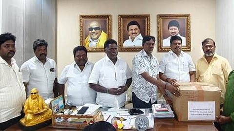 முண்டியம்பாக்கம் கிளை நூலகா் மணிகண்டனிடம் புத்தகங்களை வழங்கிய விக்கிரவாண்டி எம்எல்ஏ அன்னியூா் சிவா. உடன் திமுக நிா்வாகிகள்.