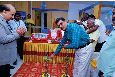 சேலம் ஜலகண்டாபுரம் மெயின் ரோட்டில் உள்ள வனவாசியில் இந்தியன் ஓவா்சீஸ் வங்கியின் புதிய கிளையை தொடங்கிவைக்கும் ஆவின் பொது மேலாளா் குமரேஸ்வரன். உடன் வங்கி அதிகாரிகள்.