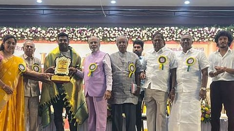 சி.சரவணகாா்த்திகேயன் எழுதிய ஆதித்த கரிகாலன் கொலை வழக்கு என்ற நூலுக்கு சிகேகே அறக்கட்டளையின் இலக்கிய விருதை வழங்குகிறாா் இந்து கல்வி நிலையம் தலைவா் கே.கே.பாலுசாமி.