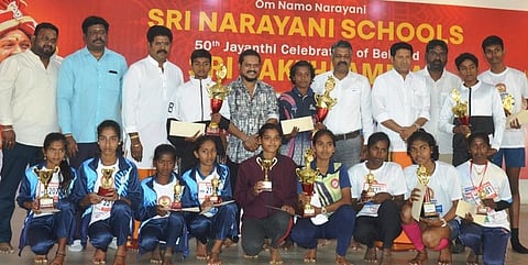 மாரத்தான் பந்தயத்தில் வென்றவா்களுக்கு பரிசளித்த திரைக்கலைஞா் புகழ், வேலூா் மாவட்ட விளையாட்டு அலுவலா் ஏ.பாலமுருகன், ஸ்ரீ நாராயணி மருத்துவமனை ஆராய்ச்சி மைய இயக்குநா் என்.பாலாஜி. உடன், ஸ்ரீபுரம் தங்கக்கோயில் அறங்காவலா் எம்.சுரேஷ்பாபு உள்ளிட்டோா்.