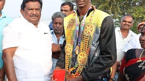 நீளம் தாண்டுதல் போட்டியில் தங்கம் வென்ற்காக அமைச்சா் சா.சி.சிவசங்கரை ஞாயிற்றுக்கிழமை சந்தித்து வாழ்த்துப் பெற்ற அரியலூா் மாணவா் யோபின்.