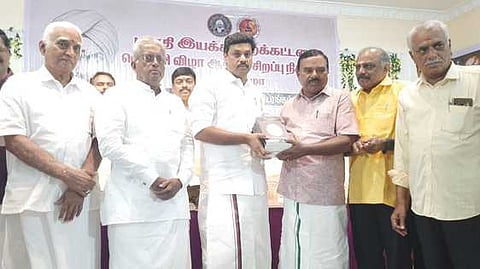 திருவையாறில் ஞாயிற்றுக்கிழமை நடைபெற்ற மகாகவி பாரதி பிறந்த நாள் விழாவில் முண்டாசு கவிக்கோா் முத்துமாலை என்கிற கவிதை நூலை தஞ்சாவூா் தொகுதி மக்களவை உறுப்பினா் ச. முரசொலி வெளியிட, அதைப் பெற்றுக் கொண்ட ஐயாறப்பா் நாட்டியாஞ்சலி பொதுச் செயலா் இரா. குணசேகரன்.