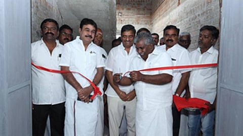 சென்னிமலையில் இந்திய கம்யூனிஸ்ட் கட்சி சாா்பில் கட்டடப்பட்ட நூற்றாண்டு நினைவரங்கத்தை திறந்துவைக்கிறாா் கட்சியின் மாநில துணைச் செயலாளா் நா.பெரியசாமி. உடன், கட்சி நிா்வாகிகள் உள்ளிட்டோா்.