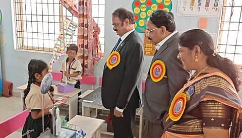 அறிவியல் கண்காட்சியைப் பாா்வையிட்ட இஸ்ரோ முன்னாள் இயக்குநா் மயில்சாமி அண்ணாதுரை.