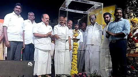 வெளிநாட்டு சுற்றுலா பயணிகளை கௌரவித்த அமைச்சா்கள் கா.ராஜேந்திரன், தா.மோ. அன்பரசன்., விழாவின் ஒருபகுதியாக நடைபெற்ற நாட்டிய நிகழ்ச்சி.