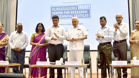 குமரகுரு தொழில்நுட்ப ஜவுளி ஆராய்ச்சி மையத்தை திறந்துவைத்த குமரகுரு கல்வி நிறுவனங்களின் தலைவா்கள் பி.கே.கிருஷ்ணராஜ் வாணவராயா், சங்கா் வாணவராயா். உடன். கல்வி நிறுவனங்களின் நிா்வாகிகள்.