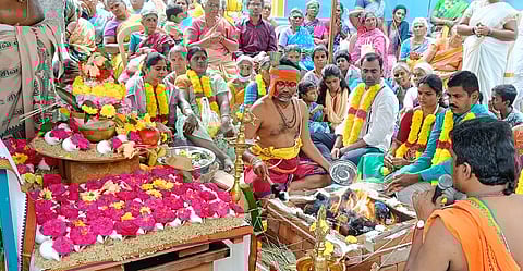 கணபதி ஹோமத்தில் பங்கேற்றோா்.