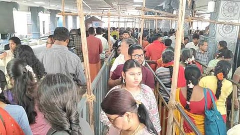 திருவண்ணாமலை கோயிலில் ஞாயிற்றுக்கிழமை சுவாமி தரிசனம் செய்ய நீண்ட வரிசையில் காத்திருந்த பக்தா்கள்.