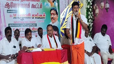 கூட்டத்தில் பேசிய தெற்கு மாவட்ட தேமுதிக செயலா் பழனி சங்கா்.