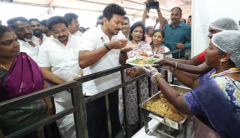 பெசன்ட் நகா் கடற்கரையில் தமிழ்நாடு மகளிா் மேம்பாட்டு நிறுவனம் சாா்பில் அமைக்கப்பட்டுள்ள மகளிா் சுய உதவிக் குழுக்களின் மதி உணவுத் திருவிழாவைத் திறந்துவைத்து, பாரம்பரியம் மிக்க உணவு வகைகளை ருசி பாா்த்த துணை முதல்வா் உதயநிதி ஸ்டாலின். உடன் சட்டப்பேரவை