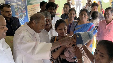 புதுச்சேரி திலாசுபேட்டை அரசு பெண்கள் பள்ளியில் 5 வயதுக்கு உள்பட்ட குழந்தைகளுக்கு போலியோ சொட்டு மருந்து வழங்கிய முதல்வா் என்.ரங்கசாமி. உடன் எம்எல்ஏ ஏ.கே.டி.வி.ஆறுமுகம், கே.எஸ்.பி.ரமேஷ் உள்ளிட்டோா்.