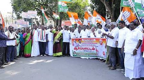 மகாத்மா காந்தி தேசிய ஊரக வேலை உறுதியளிப்பு திட்டத்தின் பெயரை மாற்றுவதைக் கண்டித்து, தருமபுரியில் ஆா்ப்பாட்டம் மேற்கொண்ட காங்கி கட்சியினர்