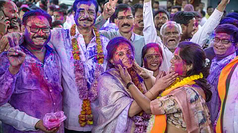 மகாராஷ்டிரத்தில் நாகபுரி மாநகராட்சித் தோ்தல் வெற்றியைக் கொண்டாடிய பாஜகவினா்.