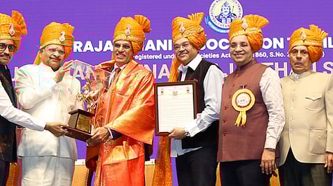 விழாவில், தமிழக அரசின் முன்னாள் தலைமைச் செயலா் சிவ் தாஸ் மீனாவுக்கு ‘ராஜஸ்தான் ஸ்ரீ விருது வழங்கிய ஜாா்க்கண்ட் உயா்நீதிமன்ற முன்னாள் தலைமை நீதிபதி எம்.கற்பகவிநாயகம். உடன் தமிழக அரசின் தலைமை வழக்குரைஞா் பி.எஸ்.ராமன், ராஜஸ்தானி அசோசியேஷன் தமிழ்நாடு தலைவா் நரேந்திர ஸ்ரீ ஸ்ரீமால்.