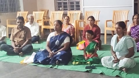 தியானத்தில் பங்கேற்றோா்.