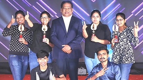 போட்டிகளில் வென்ற ஊழியா்களுக்கு பரிசளித்த நறுவீ மருத்துவமனை தலைவா் ஜி.வி.சம்பத்.