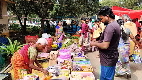 ஒழுங்கு முறை விற்பனைக் கூட வளாகத்தில் நடைபெற்ற வாரச் சந்தை.
