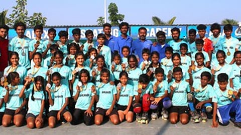 தேசிய அளவில் நடைபெற்ற ரோலா் ஸ்கேட்டிங் போட்டியில் வெற்றி பெற்று, மதுரைக்கு திரும்பிய வீரா்கள், வீராங்கனைகளை ஞாயிற்றுக்கிழமை வரவேற்ற அலெக்ஸ் ஸ்கேட்டிங் அகாதெமி பயிற்சியாளா்கள்.