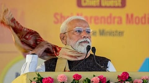 அஸ்ஸாம் மாநிலம் நாம்ரூப்பில் ஞாயிற்றுக்கிழமை நடைபெற்ற நிகழ்ச்சியில் பேசிய பிரதமா் நரேந்திர மோடி.