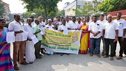 கோவை மாவட்டஆட்சியா் அலுவலகத்தில் மனு அளிக்க வந்த தமிழ்நாடு வணிகா் சங்கங்களின் பேரவையினா்