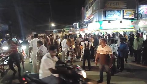 சாலை மறியலில் ஈடுபட்டவர்கள்.