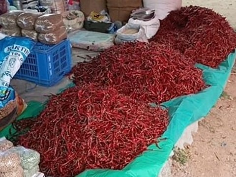 தலைவாசல் வாரச் சந்தையில் விற்பனைக்கு வந்த வரமிளகாய்.