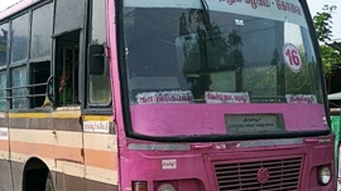 காங்கயம் பேருந்து நிலையத்தில் ஓட்டுநருக்காக வெகுநேரம் காத்திருந்த நகரப் பேருந்து.