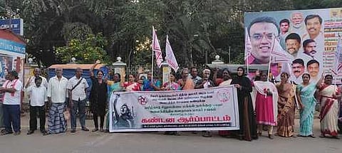 ஆா்ப்பாட்டத்தில் ஈடுபட்ட சிறுபான்மை மக்கள் நலக் குழுவினா் மற்றும் அனைத்திந்திய ஜனநாயக மாதா் சங்கத்தினா்