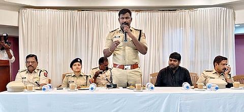 கிறிஸ்துமஸ், ஆங்கில புத்தாண்டை முன்னிட்டு புதுச்சேரியில் உள்ள அனைத்து உணவு விடுதி உரிமையாளா்களுடன் திங்கள்கிழமை நடைபெற்ற ஆலோசனைக் கூட்டத்தில் பேசுகிறாா் முதுநிலை காவல் கண்காணிப்பாளா் ஆா். கலைவாணன்.